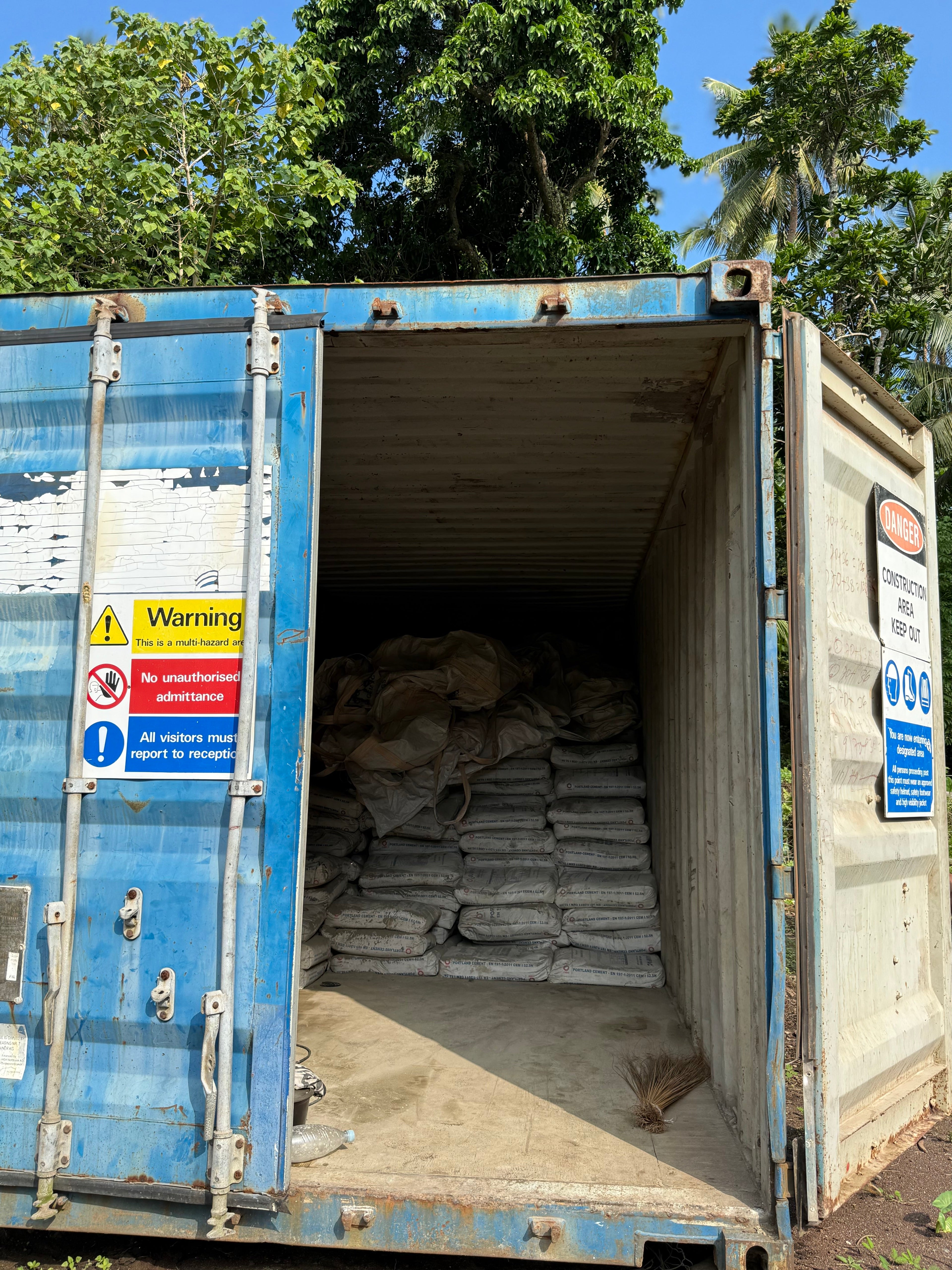 Archipel Solutions container filled with cement